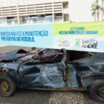Santo André alerta para riscos da imprudência no trânsito com exposição de carros batidos