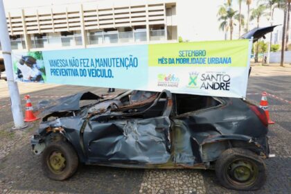 Santo André alerta para riscos da imprudência no trânsito com exposição de carros batidos