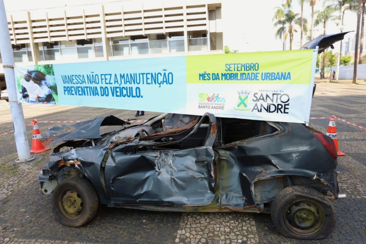 Santo André alerta para riscos da imprudência no trânsito com exposição de carros batidos