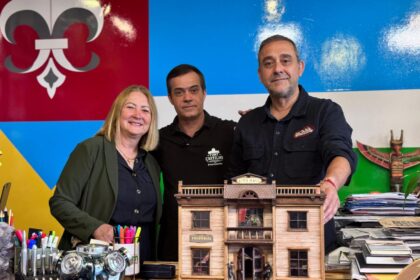 Artesão de Ribeirão Pires transforma descartes em maquetes e dioramas inspirados no Velho Oeste