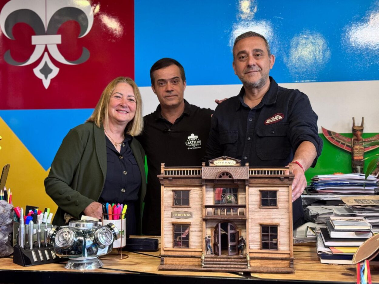 Artesão de Ribeirão Pires transforma descartes em maquetes e dioramas inspirados no Velho Oeste