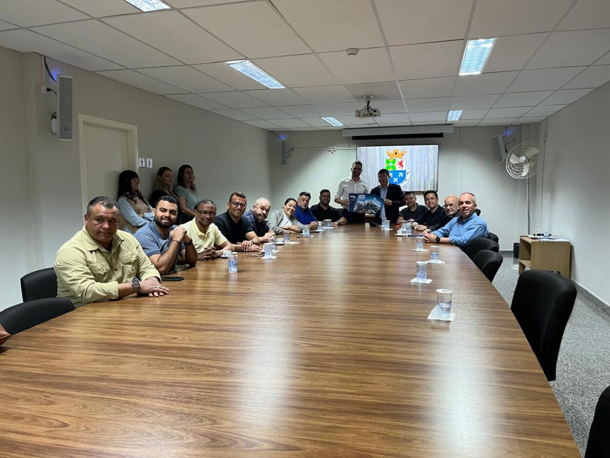 Prefeito realiza a entrega do Plano Plurianual (PPA) e da Lei de Diretrizes Orçamentárias (LDO) ao presidente da Câmara Municipal