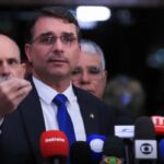 Senador Flávio Bolsonaro faz críticas a Moraes e diz que ministro do STF agiu como líder de partido