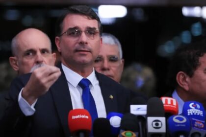Senador Flávio Bolsonaro faz críticas a Moraes e diz que ministro do STF agiu como líder de partido