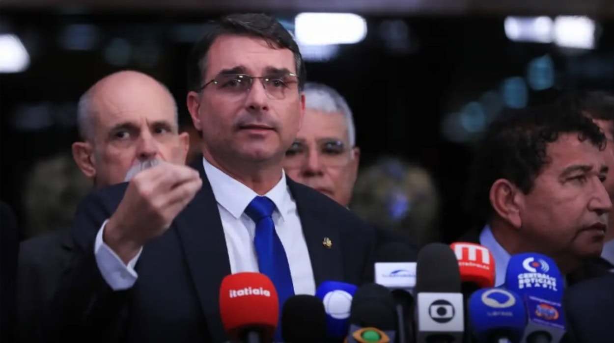 Senador Flávio Bolsonaro faz críticas a Moraes e diz que ministro do STF agiu como líder de partido