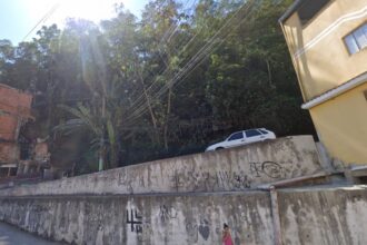 orpo em avançado estado de decomposição foi encontrado na tarde desta segunda-feira (1º) em um terreno baldio na Rua 14 de Maio, no bairro Montanhão, em São Bernardo do Campo.
