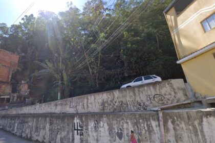 orpo em avançado estado de decomposição foi encontrado na tarde desta segunda-feira (1º) em um terreno baldio na Rua 14 de Maio, no bairro Montanhão, em São Bernardo do Campo.