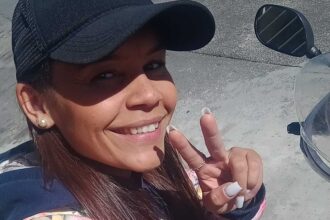 Francielle Ferreira Caldas, de 34 anos, foi atingida por dois veículos no momento em que empurrava sua moto na rodovia
