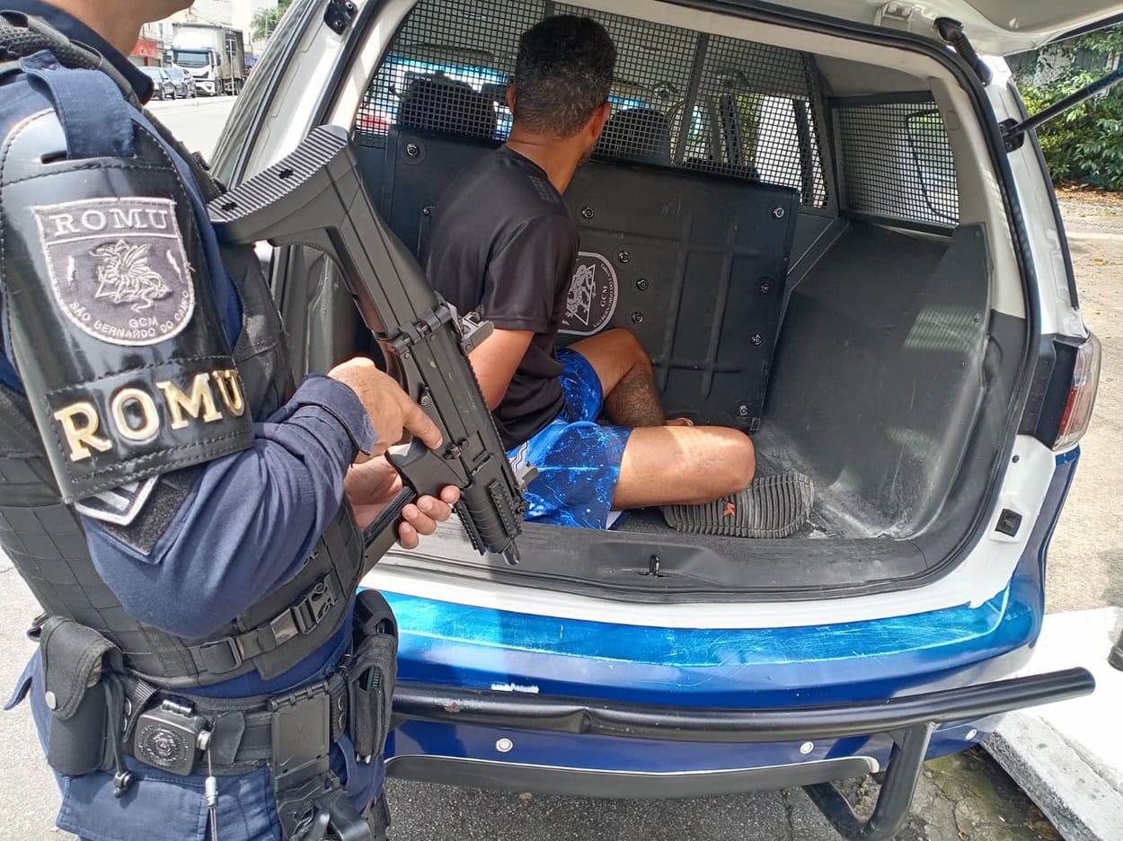 ROMU de São Bernardo prende dois por tráfico de drogas no Jardim Silvina