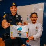 Ação da GCM na Dese fortalece a prevenção e o vínculo com a comunidade, em exemplos como o da aluna Helena, que transformou admiração em gestos de carinho pelos agentes