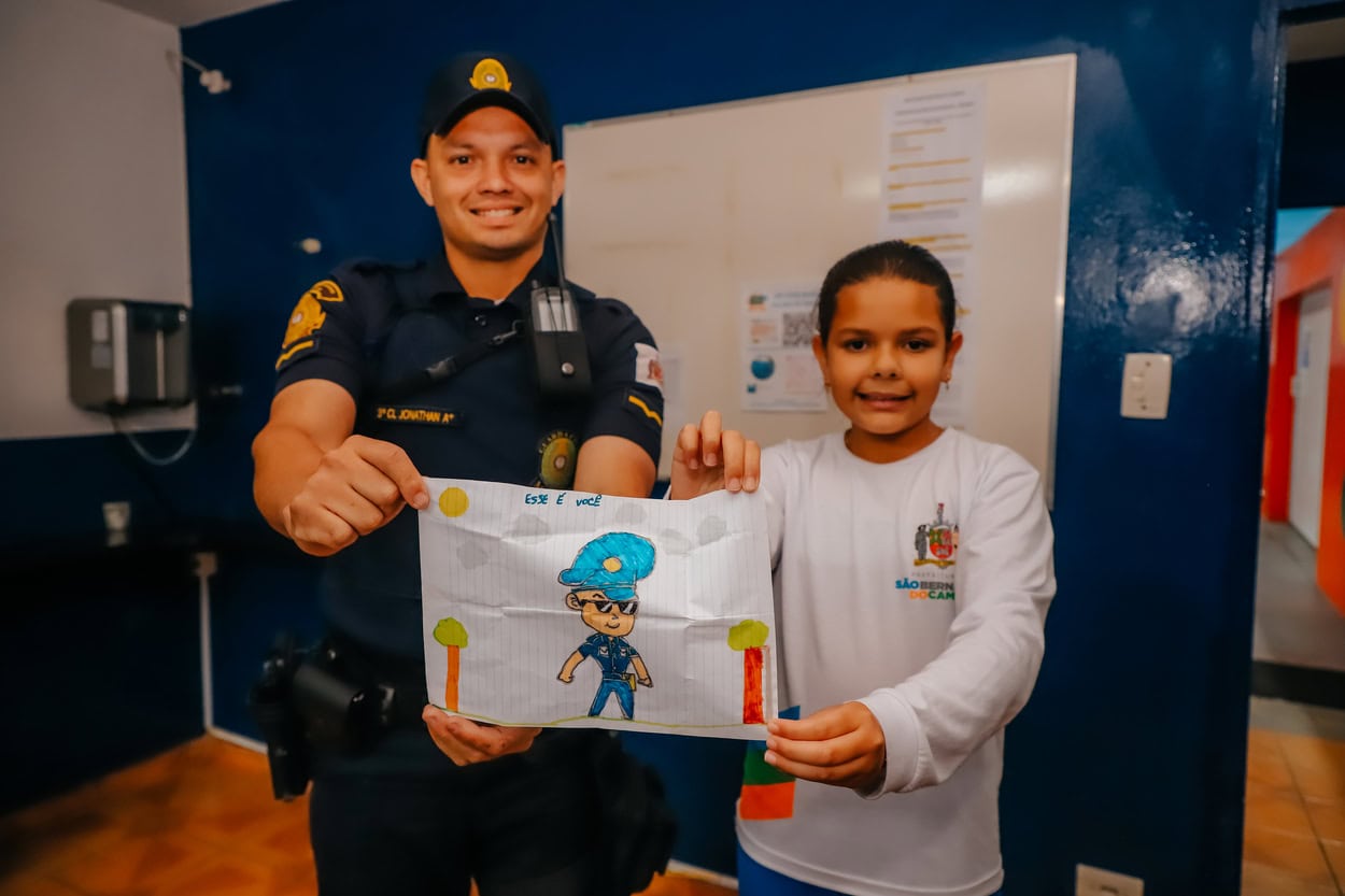 Ação da GCM na Dese fortalece a prevenção e o vínculo com a comunidade, em exemplos como o da aluna Helena, que transformou admiração em gestos de carinho pelos agentes