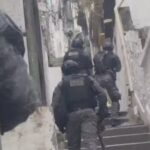 Megaoperação contra o Comando Vermelho mobiliza 2.500 agentes, resulta em rastros de óbitos e destruição, paralisando serviços essenciais