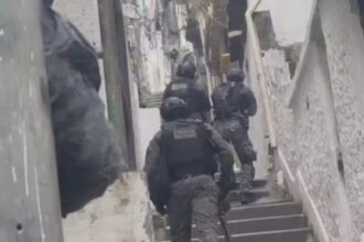 Megaoperação contra o Comando Vermelho mobiliza 2.500 agentes, resulta em rastros de óbitos e destruição, paralisando serviços essenciais