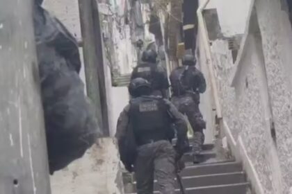 Megaoperação contra o Comando Vermelho mobiliza 2.500 agentes, resulta em rastros de óbitos e destruição, paralisando serviços essenciais