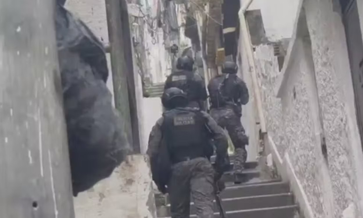 Megaoperação contra o Comando Vermelho mobiliza 2.500 agentes, resulta em rastros de óbitos e destruição, paralisando serviços essenciais 