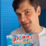 Sérgio Guizé ganha presente de escritora e ilustrador do ABC. Foto: Reprodução/Vídeo