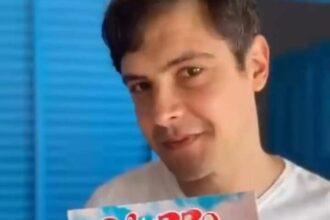 Sérgio Guizé ganha presente de escritora e ilustrador do ABC. Foto: Reprodução/Vídeo