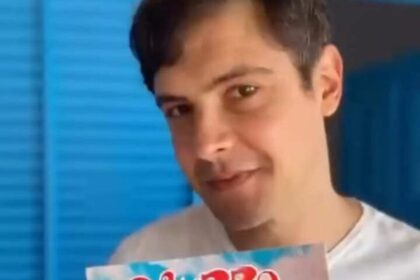 Sérgio Guizé ganha presente de escritora e ilustrador do ABC. Foto: Reprodução/Vídeo