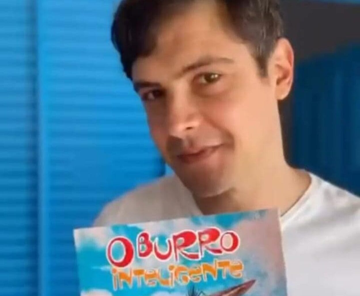 Sérgio Guizé ganha presente de escritora e ilustrador do ABC. Foto: Reprodução/Vídeo