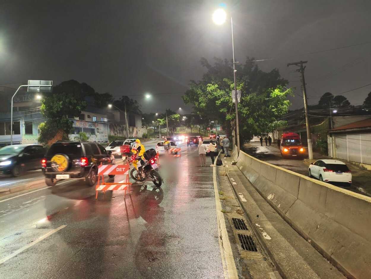 perdeu o controle da moto, invadiu pista contrária e colidiu com um automóvel; com o impacto, foi arremessado