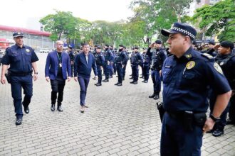 Após o prefeito Taka passar em revista à tropa regional, os guardas seguiram para ações de bloqueio/fiscalização em pontos estratégicos da cidade.