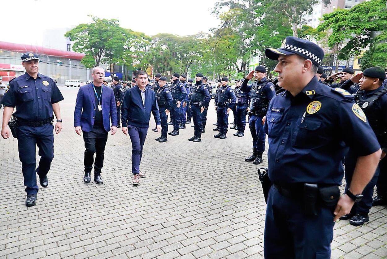 Após o prefeito Taka passar em revista à tropa regional, os guardas seguiram para ações de bloqueio/fiscalização em pontos estratégicos da cidade.