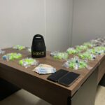 Motociclista abandona veículo com quase 400 porções de drogas e tenta fugir após abordagem