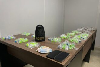 Motociclista abandona veículo com quase 400 porções de drogas e tenta fugir após abordagem