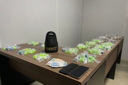 Motociclista abandona veículo com quase 400 porções de drogas e tenta fugir após abordagem