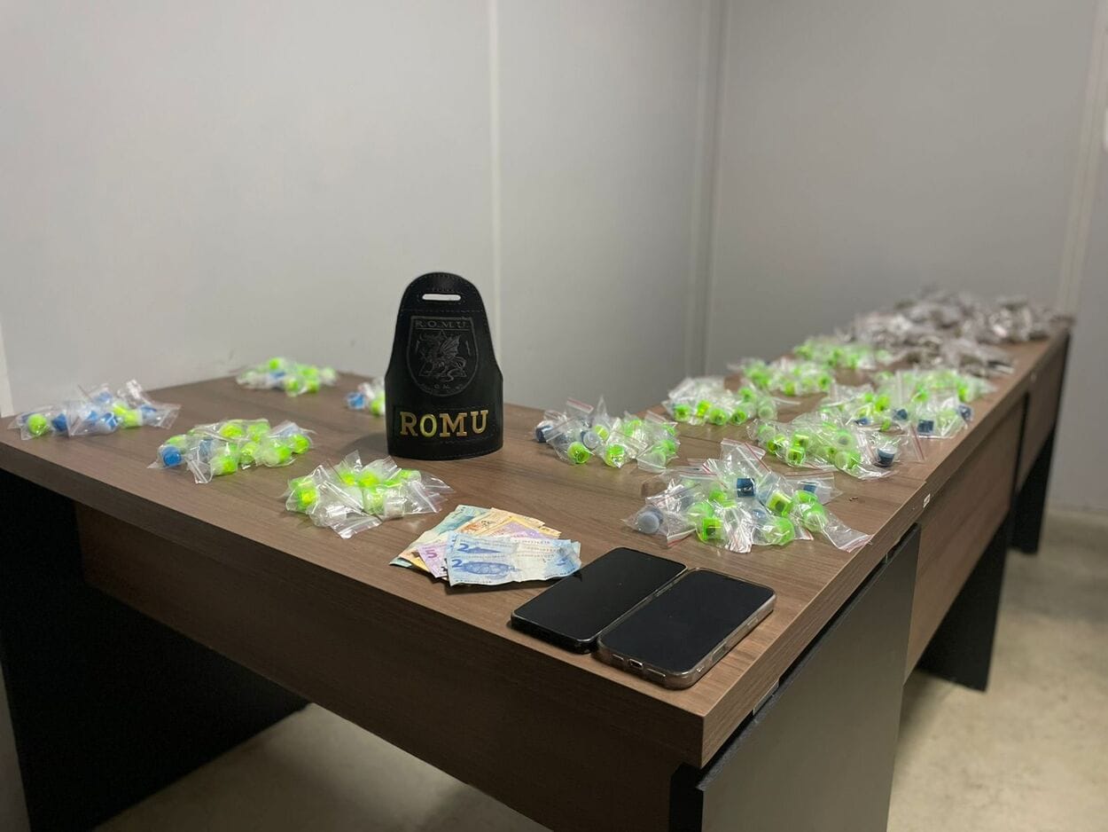 Motociclista abandona veículo com quase 400 porções de drogas e tenta fugir após abordagem