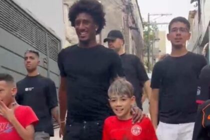 Talles Magno, jogador do Corinthians, anima Dia das Crianças no Taboão, em São Bernardo