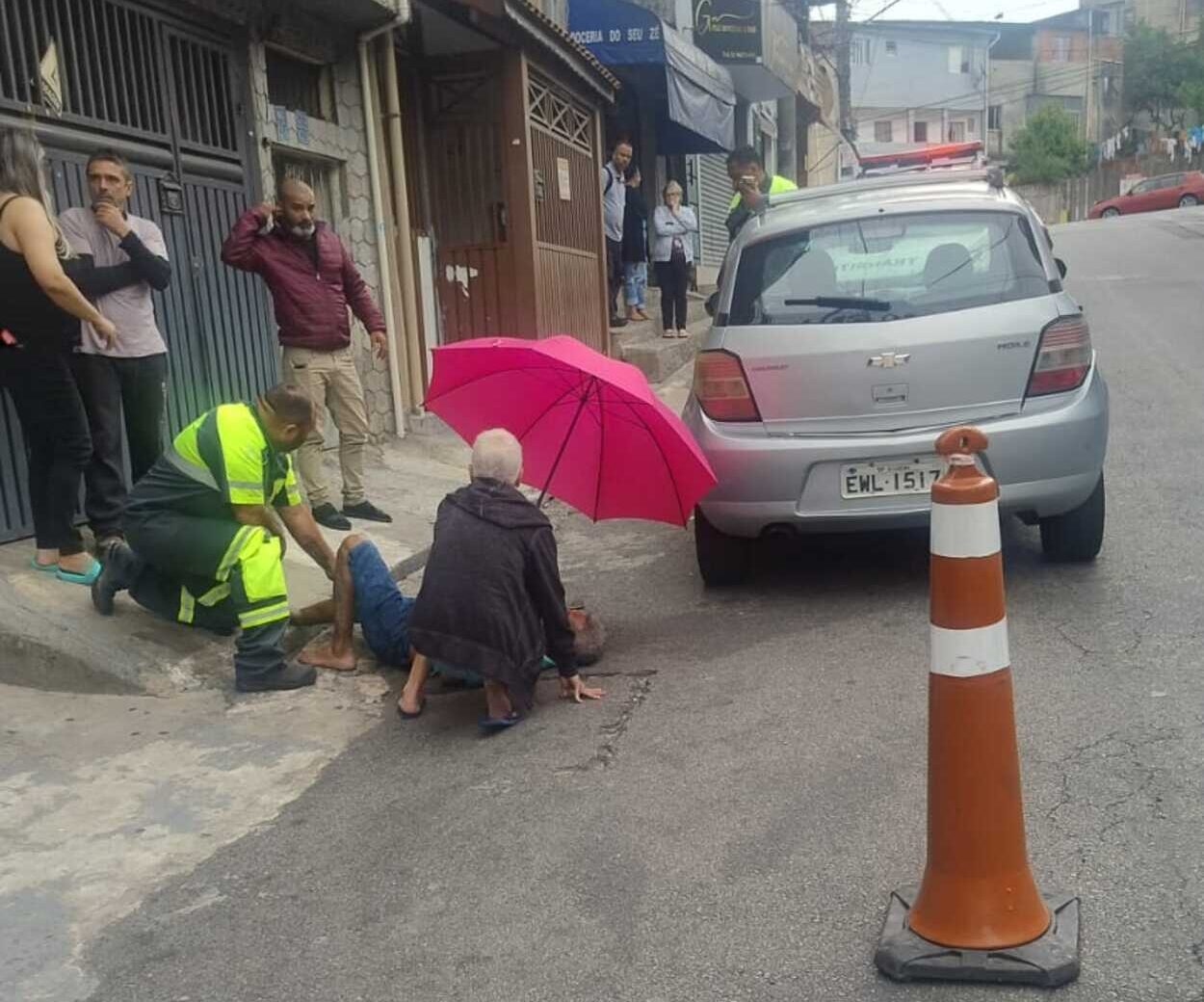 Acidente na Rua Santa Cruz, no bairro Canhema, deixa vítima de 65 anos com ferimentos na perna