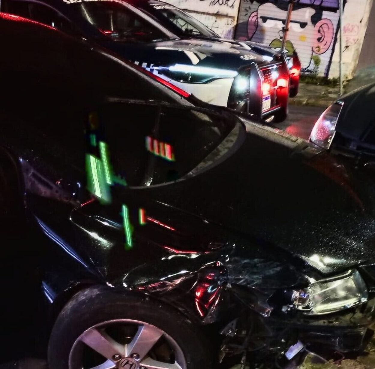 Após sucessivas colisões durante a fuga, os indivíduos perderam o controle do veículo e colidiram com outro carro estacionado