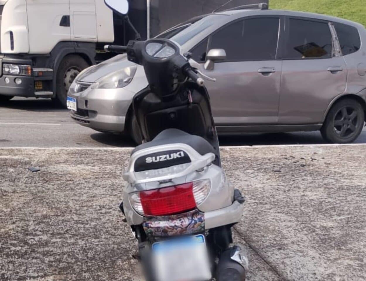 Motociclista derrapa e cai sob caminhão e morre na divisa de São Bernardo e Diadema