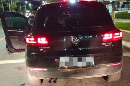 Por meio do sistema de monitoramento, foi identificado veículo transitando pela Av. Guido Aliberti, cujo dono possuía mandado de prisão ativo
