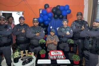 PMs participam de festa de aniversário e levam alegria ao pequeno Henrique