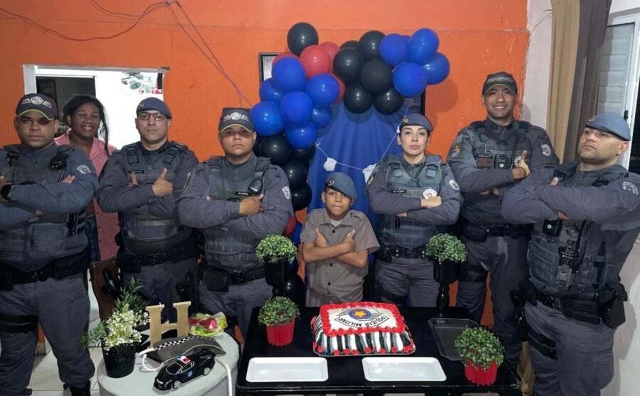 PMs participam de festa de aniversário e levam alegria ao pequeno Henrique
