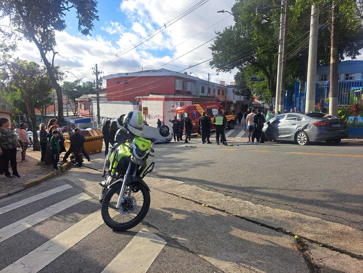 Corpo de Bombeiros, o Departamento de Trânsito e equipes de resgate foram acionados para atender a ocorrência.