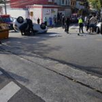 Carro capota após colisão e deixa mulher e bebê feridas em São Caetano