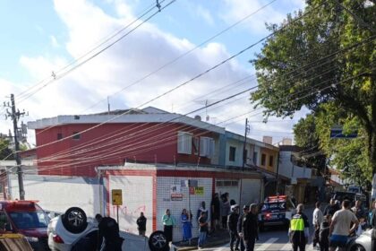 Carro capota após colisão e deixa mulher e bebê feridas em São Caetano
