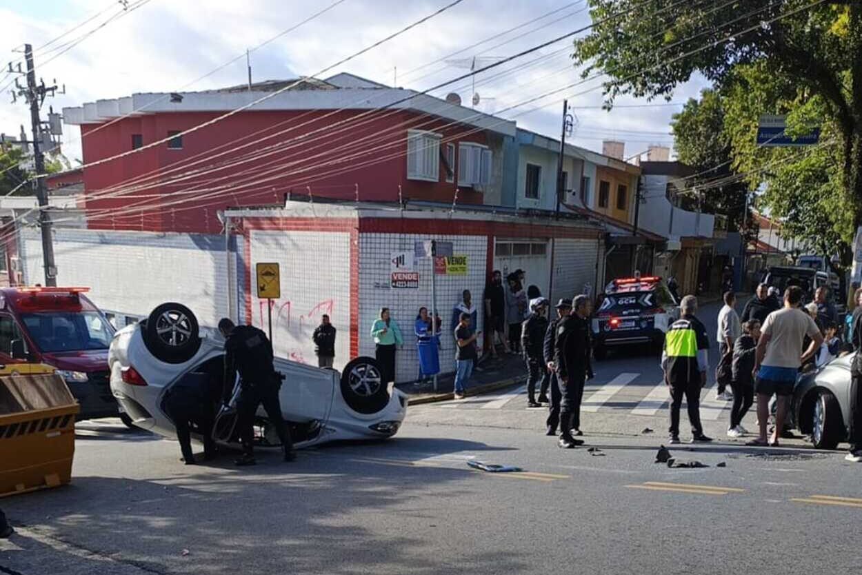 Carro capota após colisão e deixa mulher e bebê feridas em São Caetano