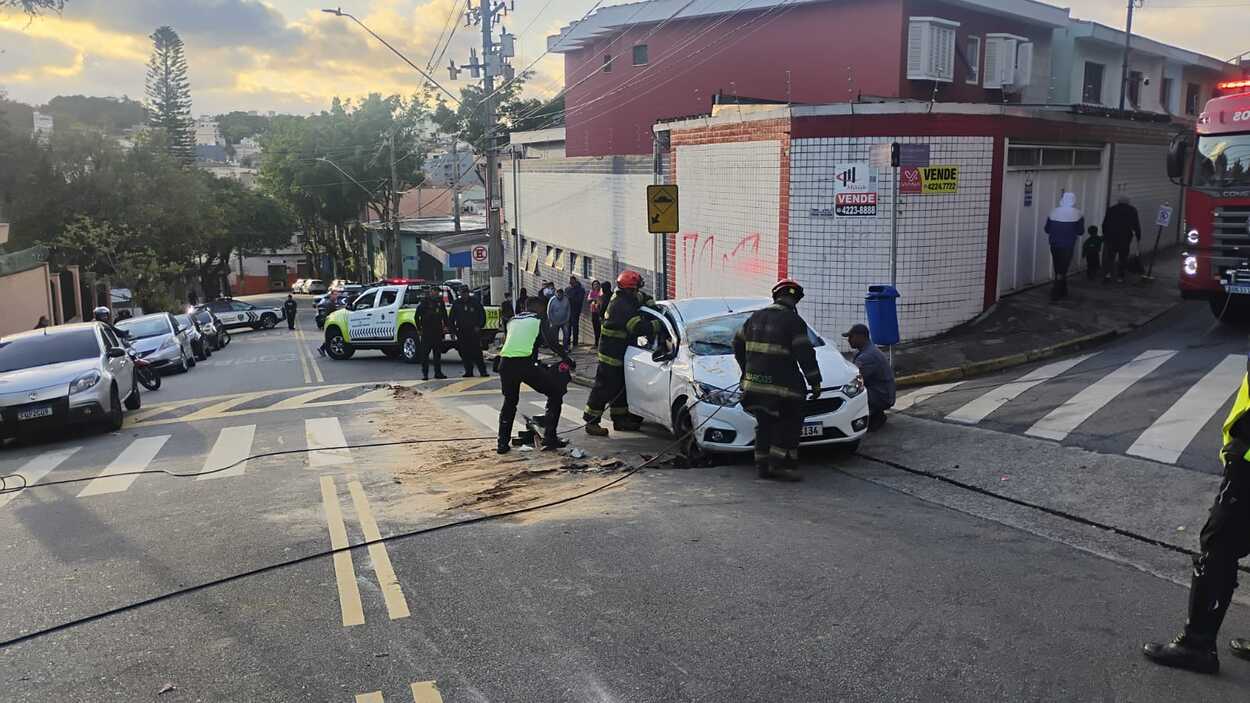 Três pessoas foram socorridas após o veículo bater em carro estacionado na Rua Arlindo Marcheti 
