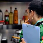 Fiscalização de Ribeirão Pires interdita três adegas durante operação noturna