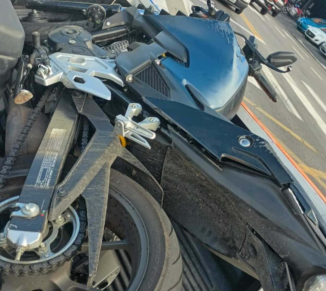 Com ele, foram apreendidos uma arma, moto roubada e celular utilizado no delitos