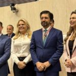 Carla Morando homenageia prefeito Ricardo Nunes com o Colar de Honra ao Mérito na Alesp