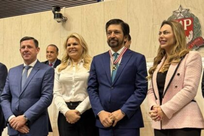 Carla Morando homenageia prefeito Ricardo Nunes com o Colar de Honra ao Mérito na Alesp