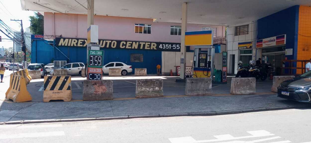 São Bernardo interdita posto com barreira de concreto por venda de combustível adulterado