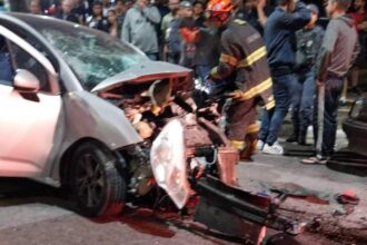 Motorista bate em poste e três pessoas ficam feridas em Diadema