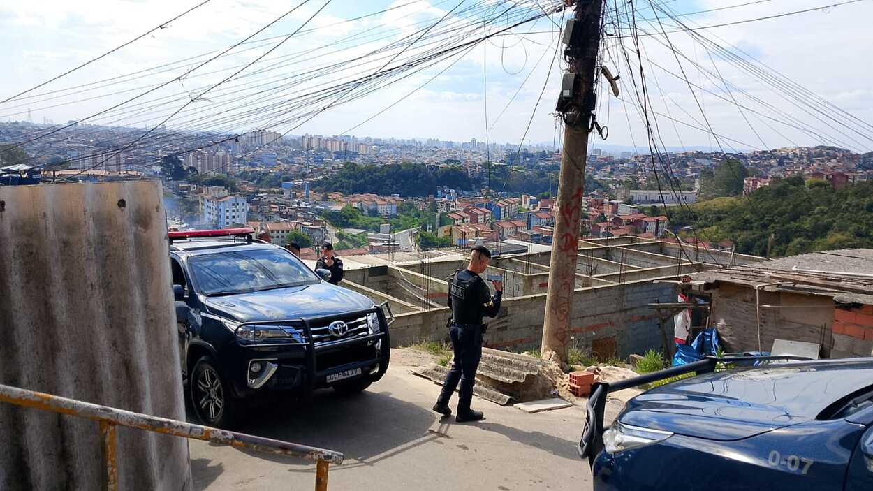 Homem de 23 anos ficou gravemente ferido e está internado no CHM sob escolta policial