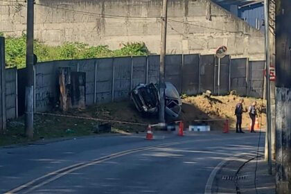 Mulher perde a vida após bater carro em poste em São Bernardo